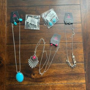 Need 2 sell LOT Paparazzi 2earring 3 sets neck/ear